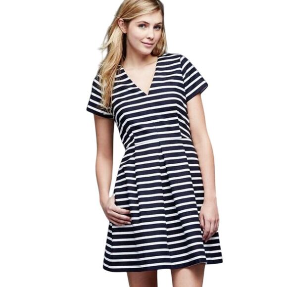 Gap Dresses & Skirts - Gap Women’s Striped Fit and Flare V Neck Dress with Pockets size 0